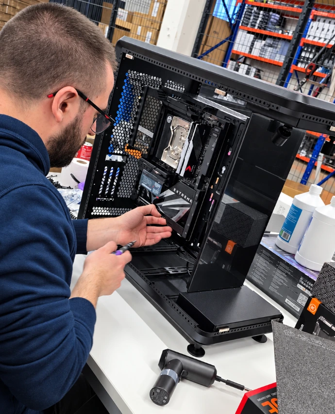 Technicien assemblant un ordinateur dans l’atelier