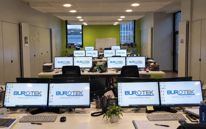 Postes informatiques BUROTEK installés dans un espace de travail