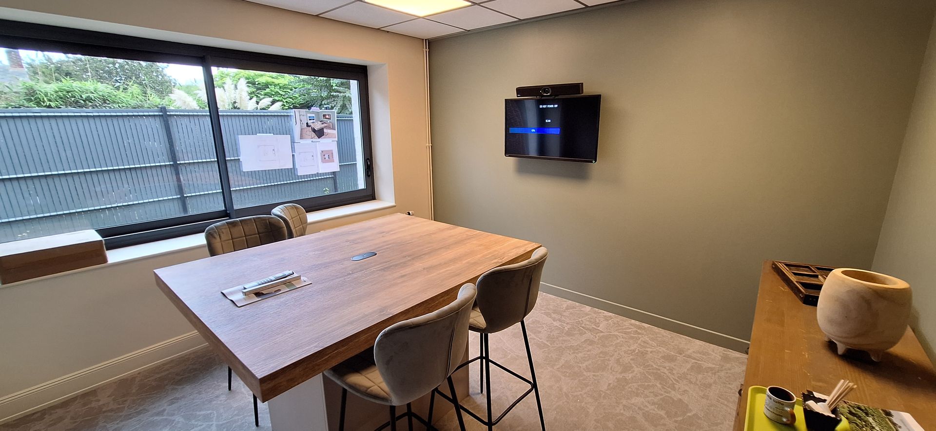 Salle de réunion équipée d’un écran pour la visioconférence