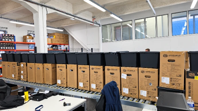 Préparation de matériel informatique dans l’atelier BUROTEK