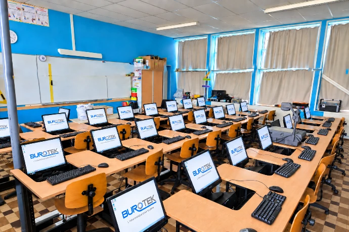 Techniciens Burotek en intervention sur du matériel informatique